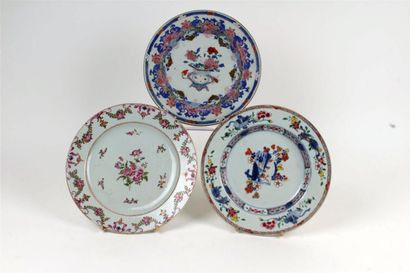 null CHINE 

Trois assiette sen porcelaine décorées en émaux de la famille rose de...