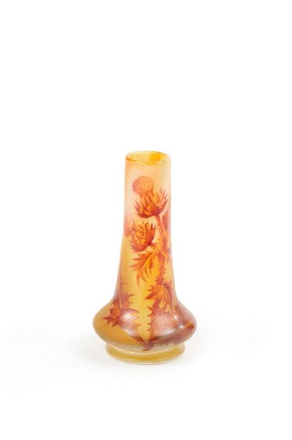null DAUM NANCY 

Vase miniature en verre à décor de chardons rouges sur fond orangé....