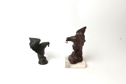 null ENSEMBLE comprenant deux statuettes en composition représentant deux aigles...