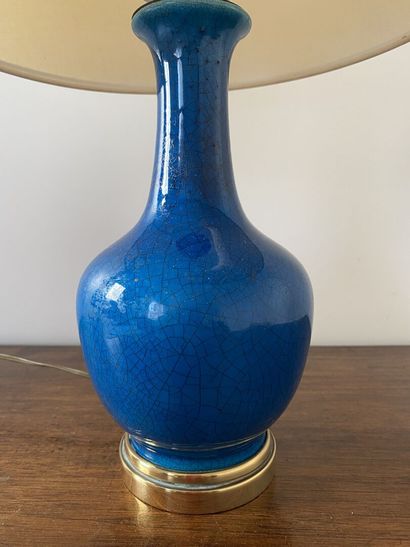 null CHINE

Vase balustre en porcelaine craquelée émaillée bleue. 

Style Kangxi

Haut....