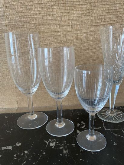 null THREE PARTS OF SERVICE of crystal glasses. 

One joined carafes and vase out...