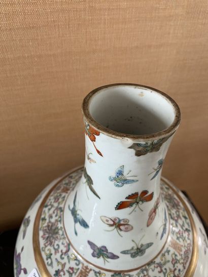 null CHINE

Vase de forme balustre en porcelaine à décor polychrome des émaux de...
