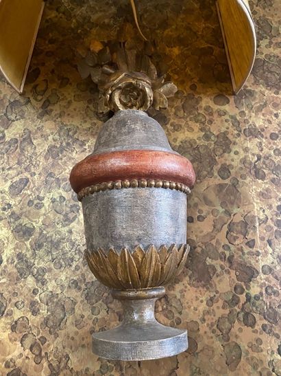 null PAIRE DE LAMPES D'APPLIQUE en forme de vase en bois et stuc peint polychrome...
