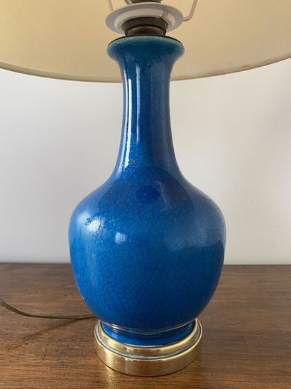 null CHINE

Vase balustre en porcelaine craquelée émaillée bleue. 

Style Kangxi

Haut....