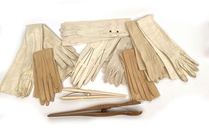 null Ensemble de gants anciens en cuir blanc et un écarte doigts en bois.