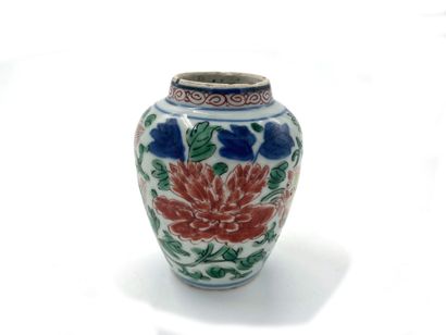 null CHINE 

Petit vase en porcelaine à décor des émaux wucai de dragons et végétations....