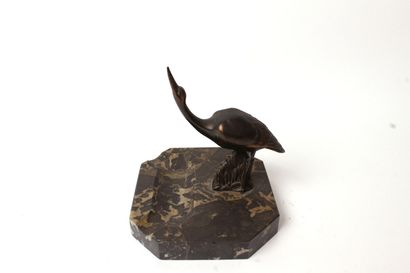 null PORTE-PLUME en bronze patiné représentant une grue, sur une base en marbre....