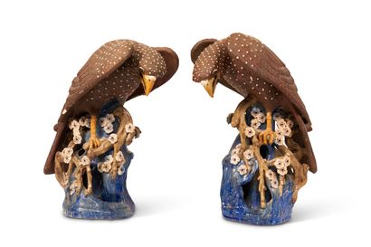 null JAPON 

Deux rapaces posés sur des rochers fleuris en céramique émaillée polychrome....