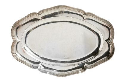 null Oval dish in plain silver, with the motto "Merito" stamped on the wing.
BORDEAUX,...