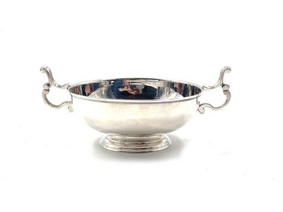 null BOIN-TABURET
Round cup with handles in plain silver, standing on a pedestal,...