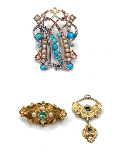 null LOT including : 
- a brooch in yellow gold 750 thousandths, the pin in metal...