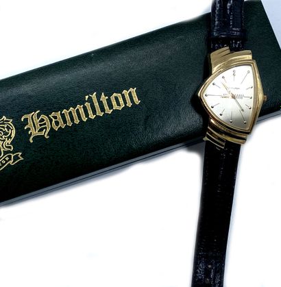 null HAMILTON
No. 6108
Montre bracelet en acier et métal doré. Boîtier stylisé. Cadran...