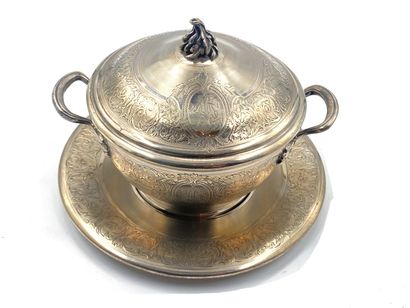 null Covered broth and its dormant silver 950 thousandths decorated with medallions...