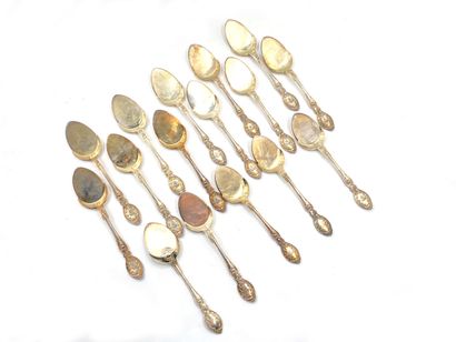 null Sixteen gilt metal ice scoops, Louis XV style model engraved with a crest.
SHEFFIELD...