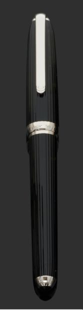 null CARTIER 
Ballpoint pen in metal and black lacquer engraved with nets.
Signed...