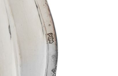 null Oval dish in plain silver, with the motto "Merito" stamped on the wing.
BORDEAUX,...