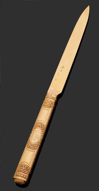 null GOLDEN KNIFE, the blade plain, the handle stuffed with three-tone gold guilloche...