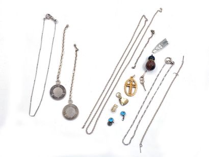 null LOT in metal including pendants, watches, miniatures, key rings, necklace, debris,...