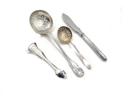 null Lot in silver 925 thousandths including :
- two spoons sprinklers,
- a sugar...