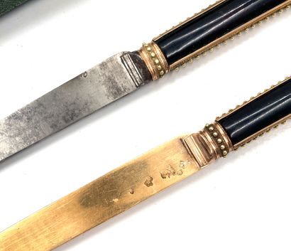 null PAIR OF GOLD AND STEEL BLADE KNIVES signed GRANGER, the handles in tortoiseshell,...