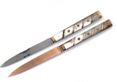 null PAIR OF KNIVES with low-title gold and steel blades, the handles in mother-of-pearl...