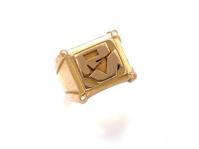 null Ring in yellow gold 750 thousandths, the monogrammed center.
(Wear).
Turn of...
