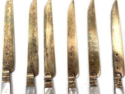 null Six fruit knives handle mother-of-pearl, blades, ferrules and bases in vermeil...