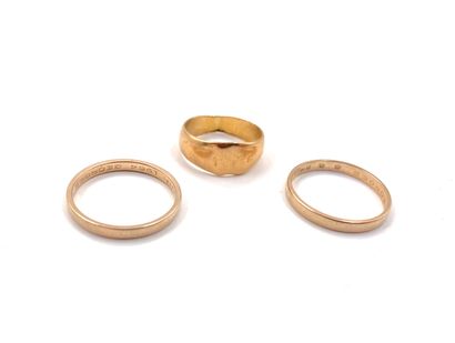 null TWO ALLIANCES and a ring in yellow gold 750 thousandths.
(Wear).
Gross weight...