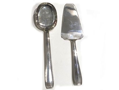 null Cake server and cream spoon in plain silver 800 thousandth, model 1930.
Weight...
