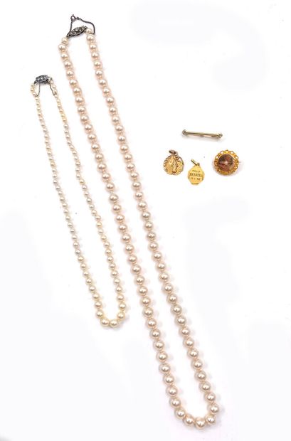 null LOT in yellow gold 750 thousandth including a round brooch and two medals, the...