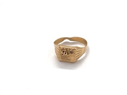 null Ring in yellow gold 750 thousandths, the engraved and monogrammed center "B.A.".
(Deformations...