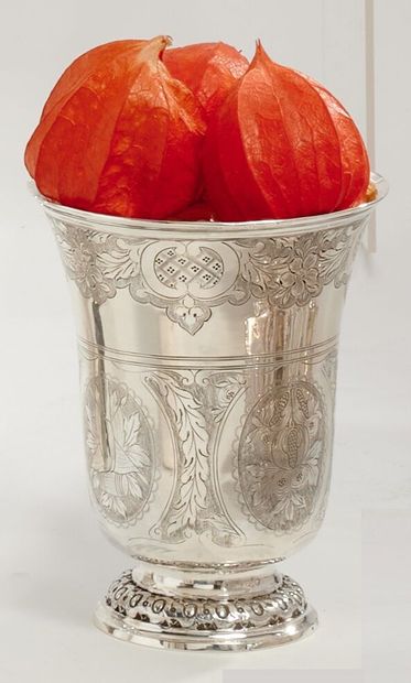 null Silver tulip tumbler on a pedestal underlined by a moulding of ovals.
The body...