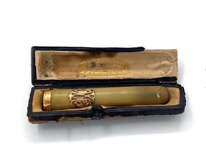 null FUME CIGARETTE in composition decorated with a monogram, the setting in yellow...