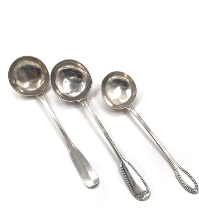 null Three silver ladles 950 thousandths model uniplat, nets monogrammed, of style...