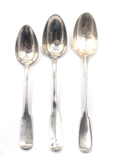 null Three silver stewing spoons 950 thousandths, models uniplat, nets or monogrammed.
PARIS...