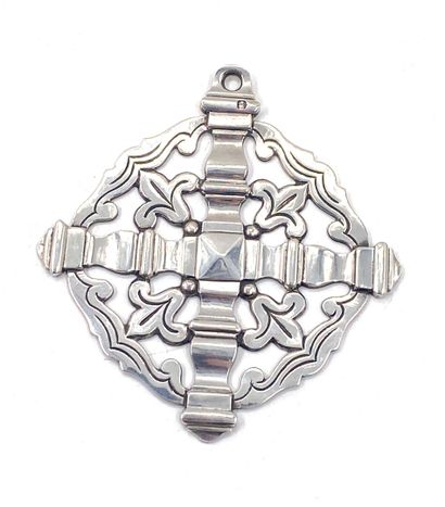 null BOIN-TABURET
Pendant in silver openwork 950 thousandths with decoration of cross...
