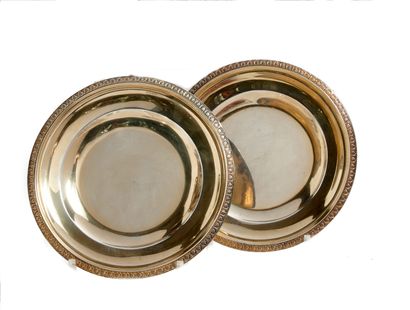 null Two round plates in plain vermeil 800 thousandth, the wing underlined by a moulding...