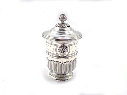 null BOIN-TABURET
Pepper pot in silver 950 thousandths in the shape of covered cup...