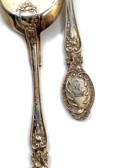 null Sixteen gilt metal ice scoops, Louis XV style model engraved with a crest.
SHEFFIELD...