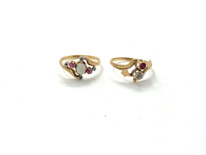 null LOT in yellow gold 750 thousandths comprising : 
- two rings decorated with...