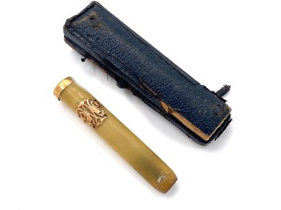 null FUME CIGARETTE in composition decorated with a monogram, the setting in yellow...