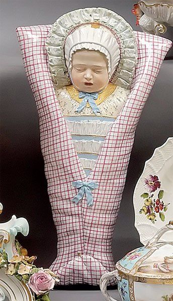 null MEISSEN - Grande statuette représentant un enfant emmailloté dans une turbulette,...