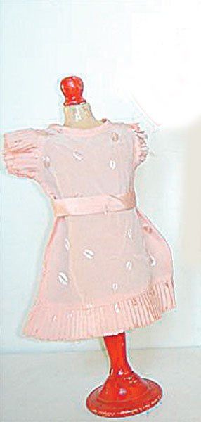 null "BRISE LEGERE" : robe de crêpe de chine broché rose, été 1934. G.L.