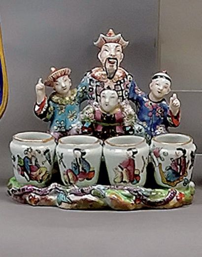 null BAYEUX - Groupe formé de quatre chinois devant quatre vases à décor polychrome...