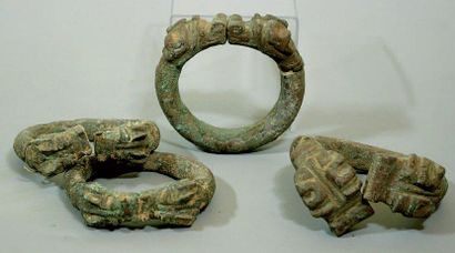 null Quatre bracelets en bronze à patine verte, composés d'une tige cylindrique terminée...