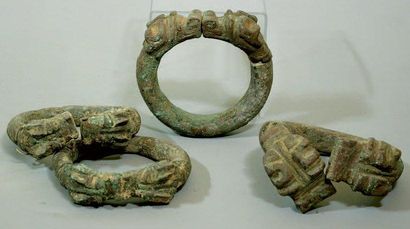 null Quatre bracelets en bronze à patine verte, composés d'une tige cylindrique terminée...