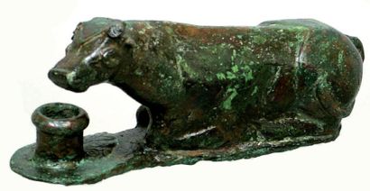 null Rare bovidé en bronze à patine rouge et verte représenté couché sur un socle,...