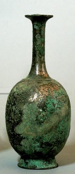 null Vase en bronze blanc, sur piédouche; panse piriforme et long col cylindrique...