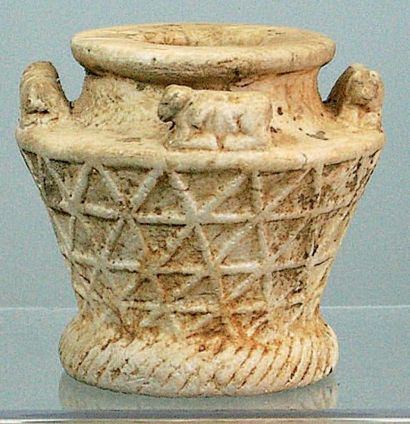 null Vase "Panier" en albâtre, gravé de croisillons imitant la vannerie, quatre animaux...