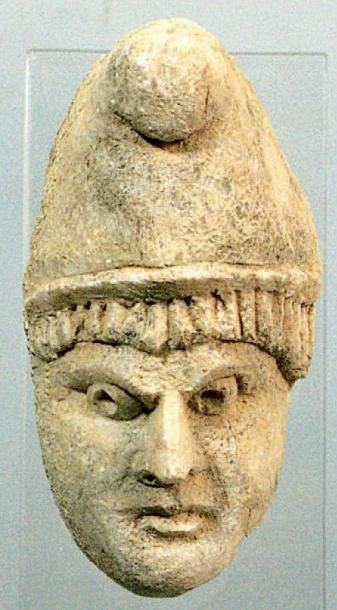 null Portrait d'Attis en calcaire, coiffée d'un bonnet phrygien retombant sur des...